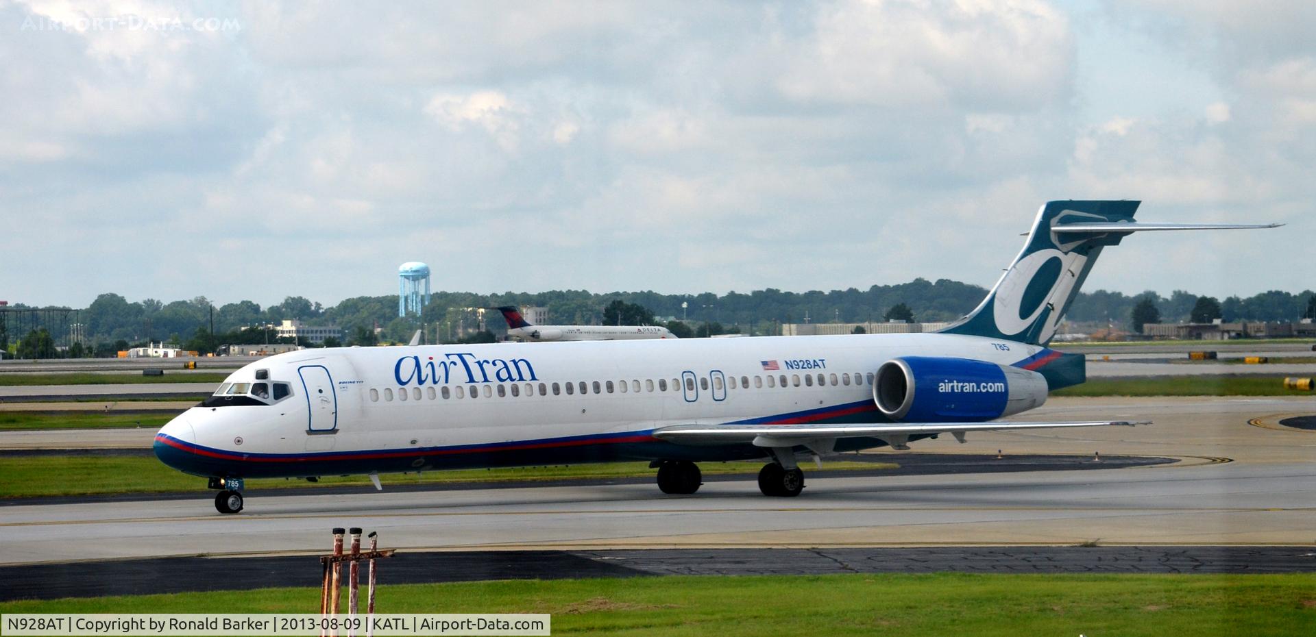 N928AT, 2000 Boeing 717-200 C/N 55076, Taxi Atlanta