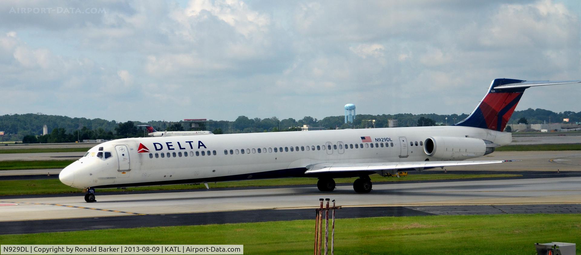 N929DL, 1988 McDonnell Douglas MD-88 C/N 49716, Taxi for takeoff Atlanta