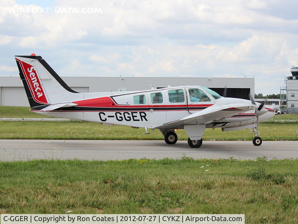 C-GGER, 1991 Beech 58 Baron C/N TH-1637, After landing on rwy 15 this 1991 Beech Baron is taxiing back to the terminal building at the Buttonville Municipal Airport (YKZ)