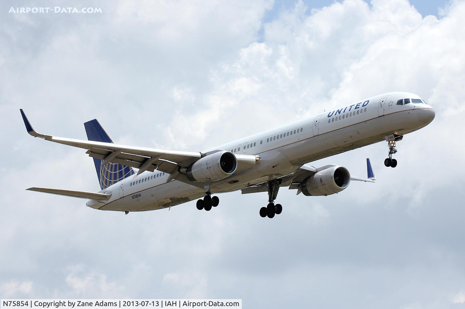 N75854, 2002 Boeing 757-324 C/N 32813, At Houston Intercontinental
