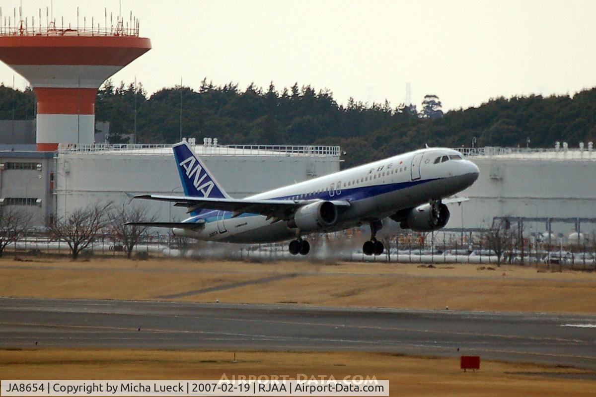 JA8654, Airbus A320-211 C/N 0507, At Narita