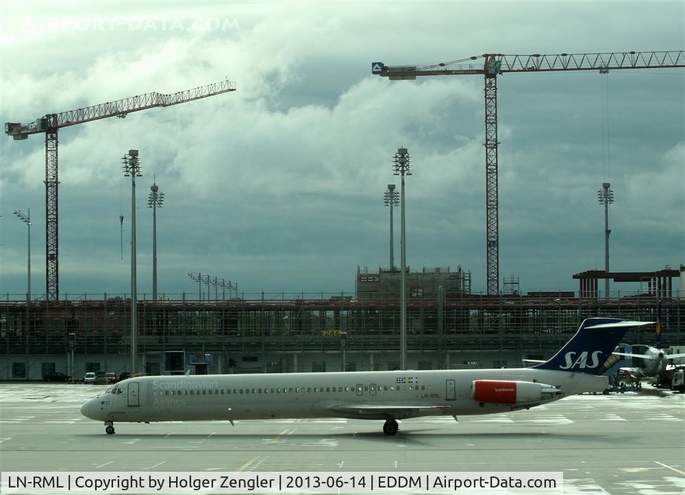 LN-RML, 1991 McDonnell Douglas MD-82 (DC-9-82) C/N 53002, Arrival from Scandinavia on taxi to parking position...
