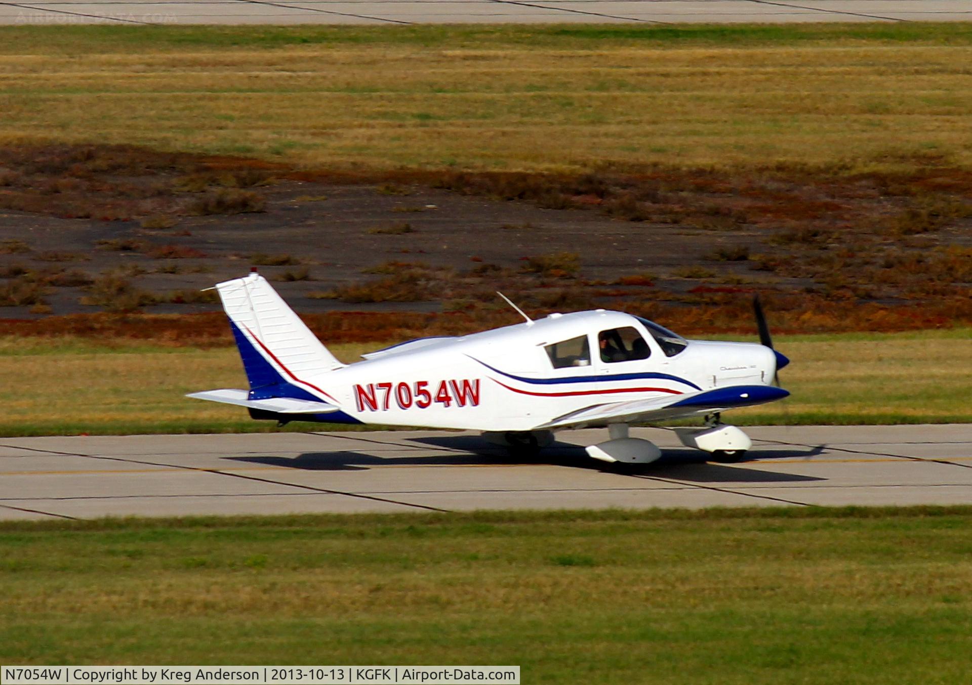 N7054W, 1962 Piper PA-28-180 C/N 28-820, Piper PA-28-180 Cherokee taxiing to runway 17L for departure.