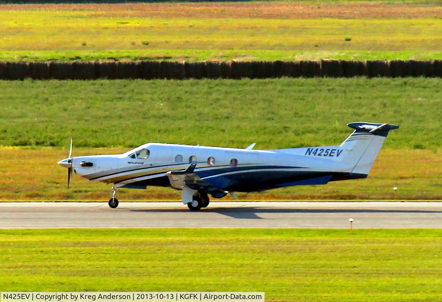 N425EV, 2005 Pilatus PC-12/45 C/N 674, Pilatus PC-12 landing on runway 17R.