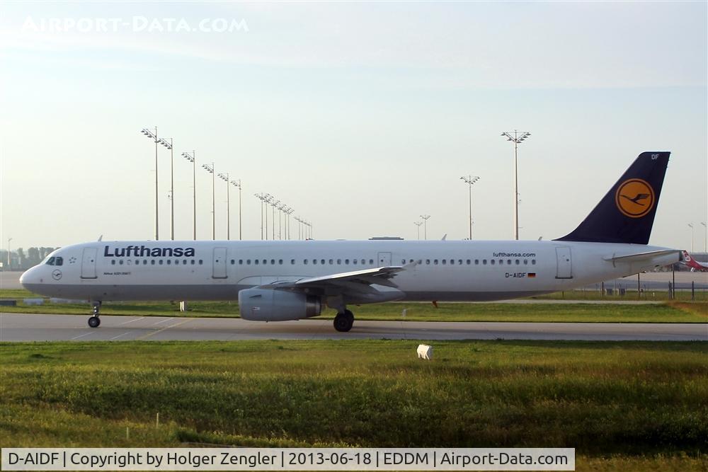 D-AIDF, 2011 Airbus A321-231 C/N 4626, Taxiing for take-off to holding point 08L.....