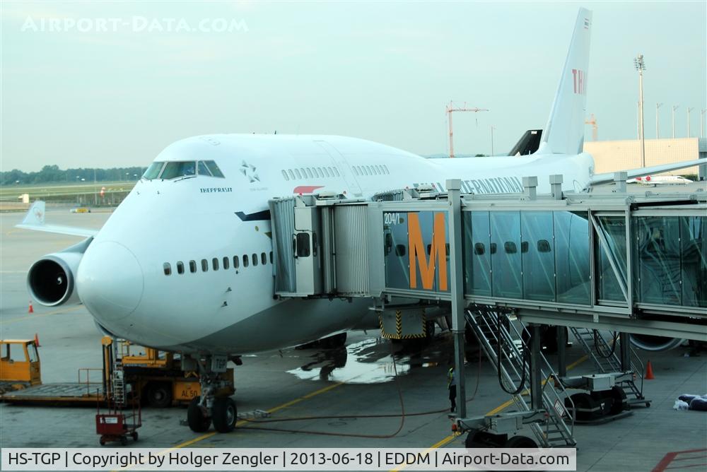 HS-TGP, 1994 Boeing 747-4D7 C/N 26610, Seconds before passengers enter the plane....