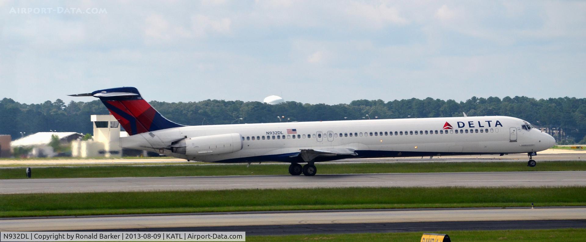 N932DL, 1989 McDonnell Douglas MD-88 C/N 49719, Nose wheel liftoff Atlanta