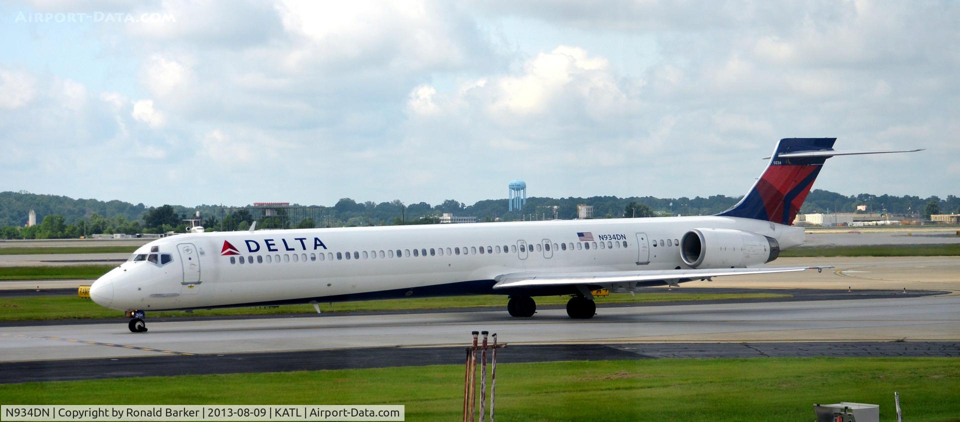 N934DN, 1996 McDonnell Douglas MD-90-30 C/N 53462, Taxi Atlanta