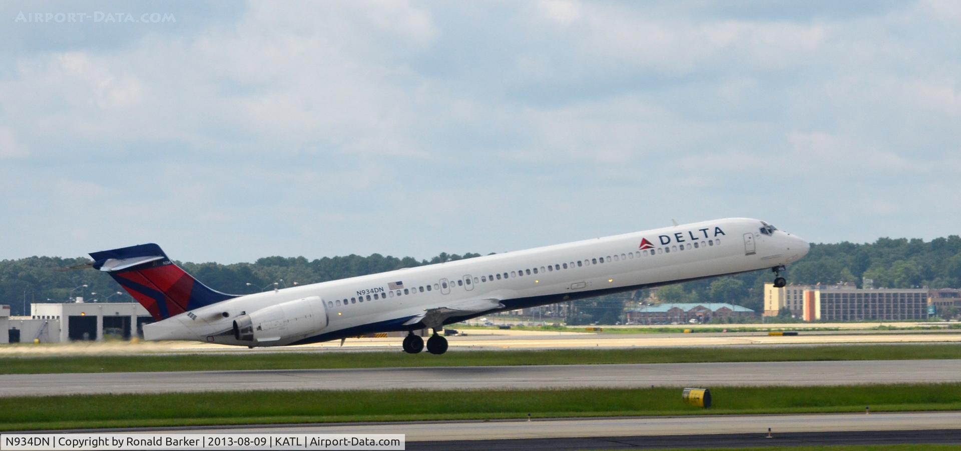 N934DN, 1996 McDonnell Douglas MD-90-30 C/N 53462, Takeoff Atlanta