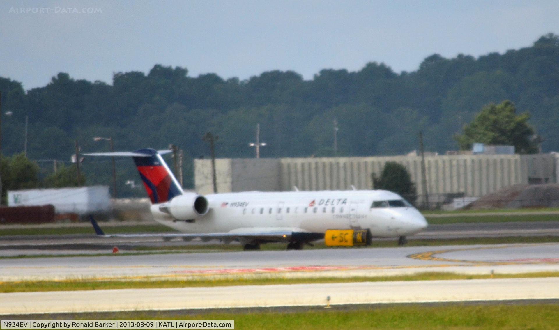N934EV, 2005 Bombardier CRJ-200 (CL-600-2B19) C/N 8028, Taxi Atlanta