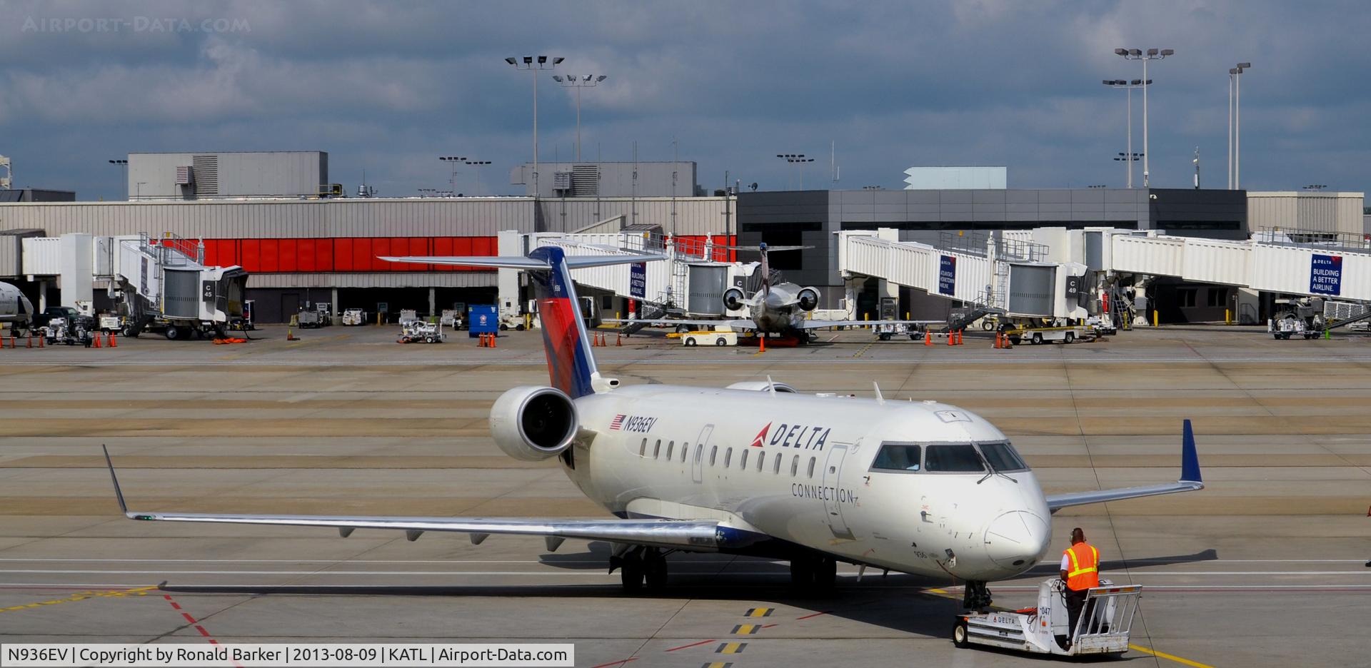 N936EV, 2005 Bombardier CRJ-200ER (CL-600-2B19) C/N 8038, Push back Atlanta