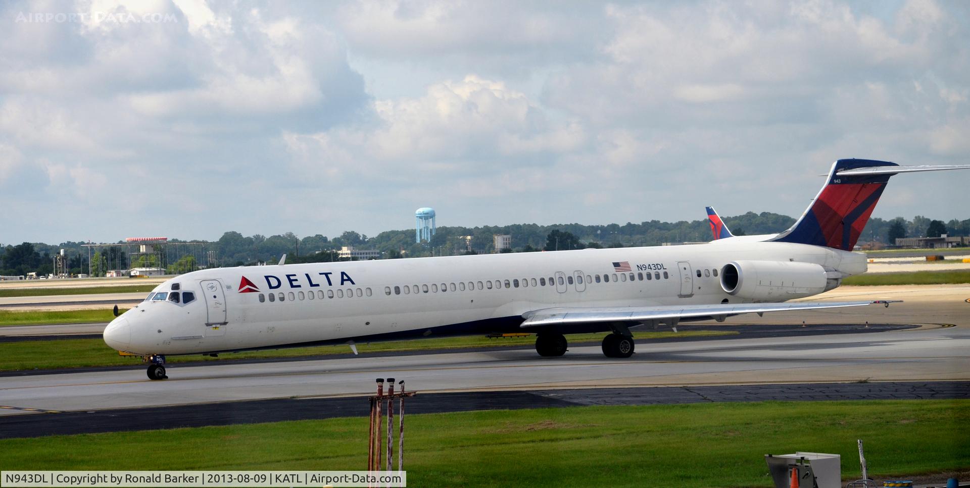 N943DL, 1989 McDonnell Douglas MD-88 C/N 49816, Taxi Atlanta
