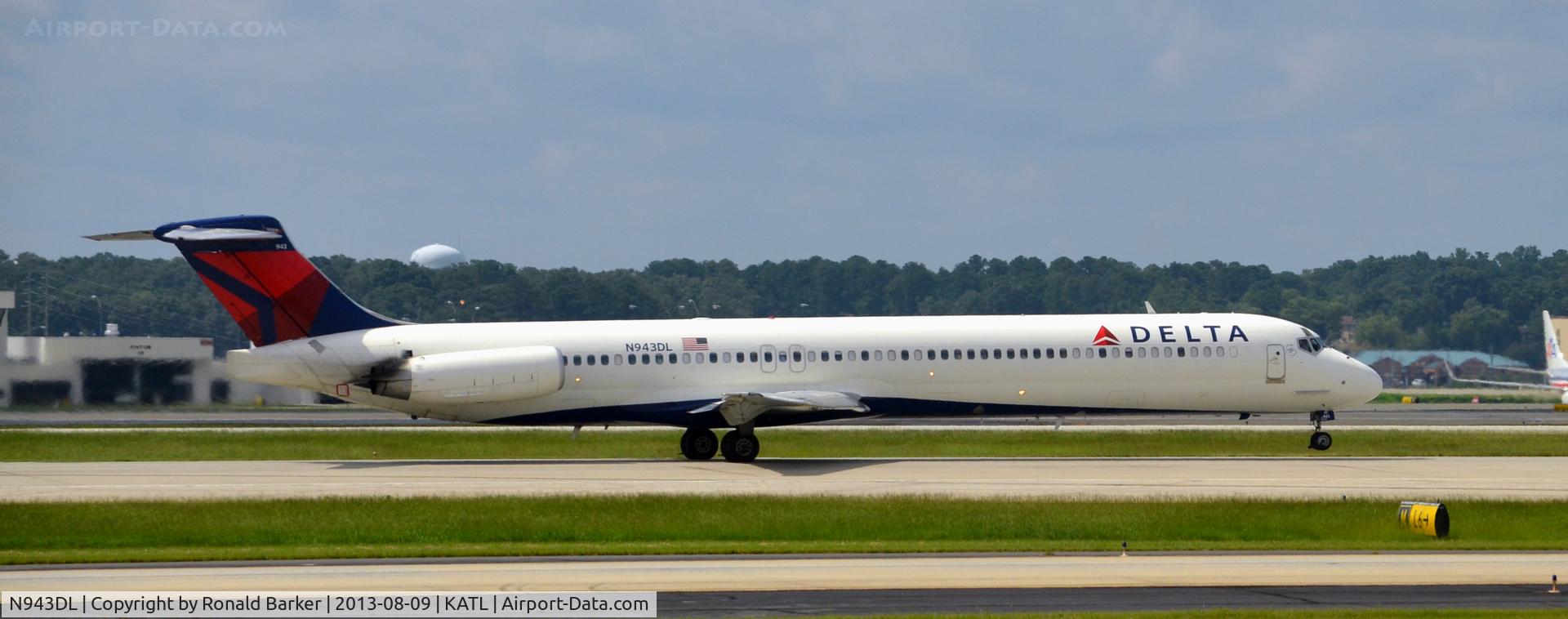 N943DL, 1989 McDonnell Douglas MD-88 C/N 49816, Nose wheel liftoff Atlanta