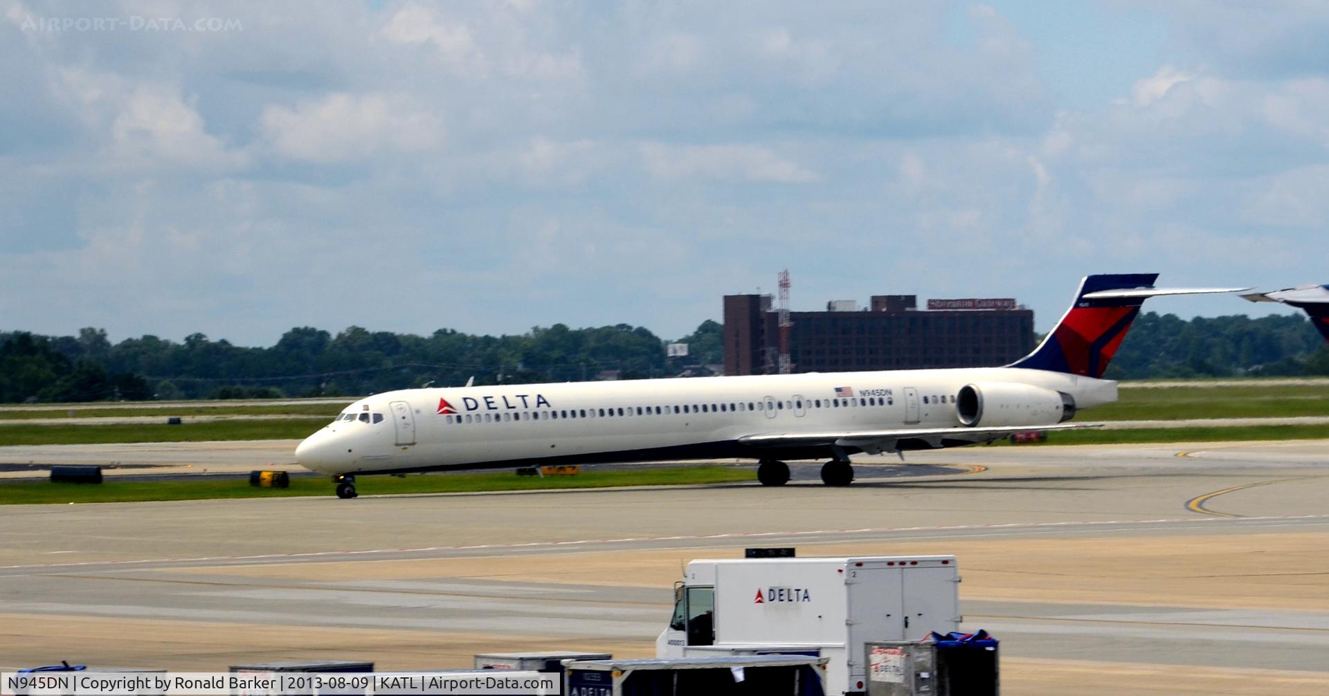 N945DN, 1998 McDonnell Douglas MD-90-30 C/N 53359, Taxi Atlanta