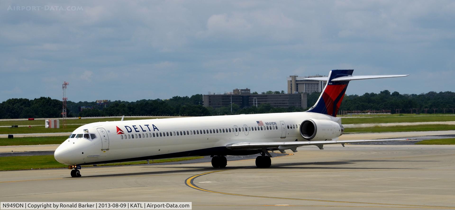 N949DN, 1997 McDonnell Douglas MD-90-30 C/N 53358, Taxi Atlanta