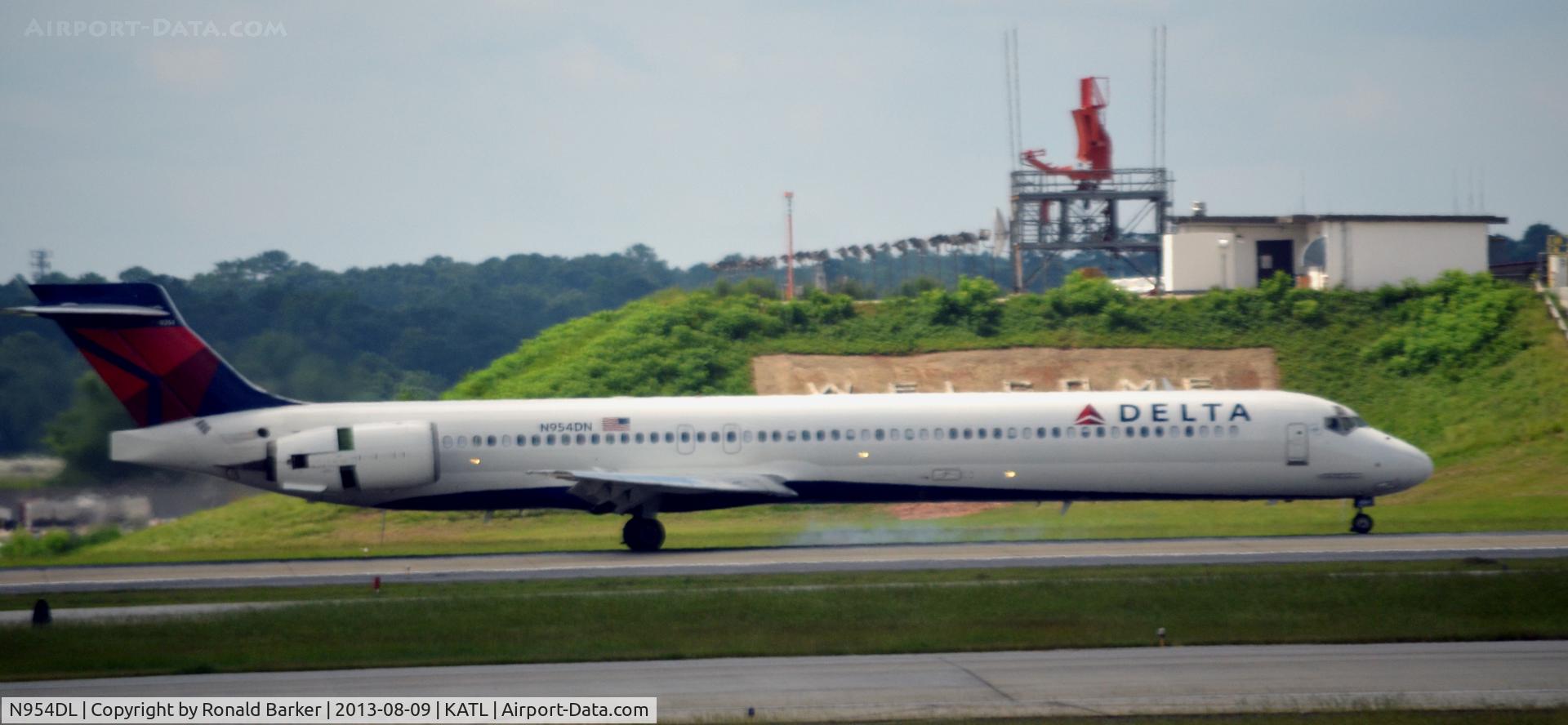 N954DL, 1990 McDonnell Douglas MD-88 C/N 49885, Landing Atlanta