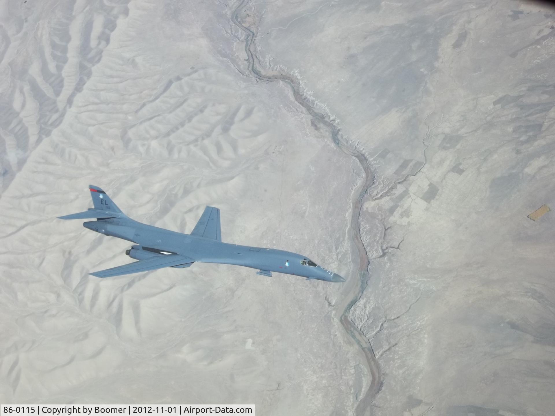 86-0115, 1985 Rockwell B-1B Lancer C/N 75, -0115 peeling off a KC-135 after refueling
