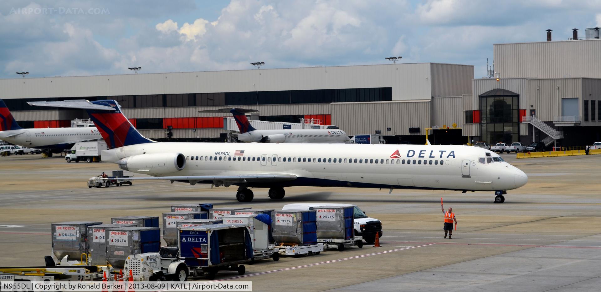 N955DL, 1990 McDonnell Douglas MD-88 C/N 49886, Taxi Atlanta