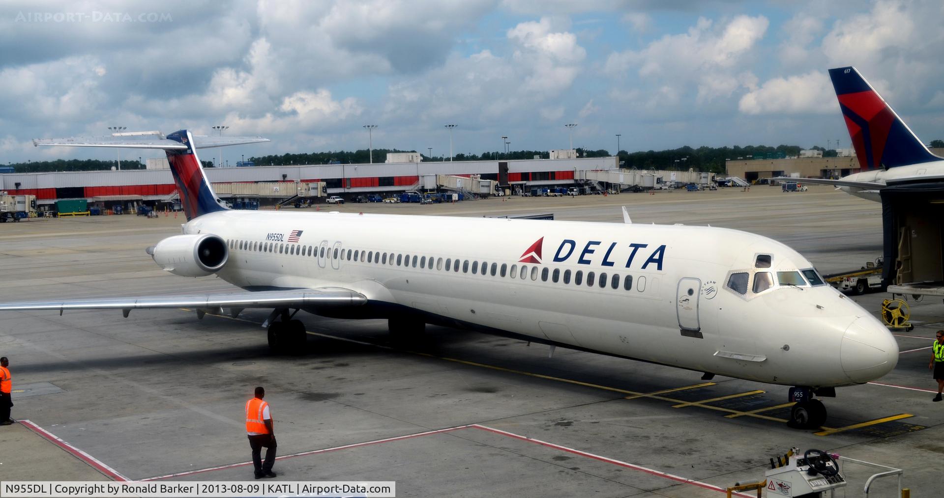 N955DL, 1990 McDonnell Douglas MD-88 C/N 49886, Taxi Atlanta
