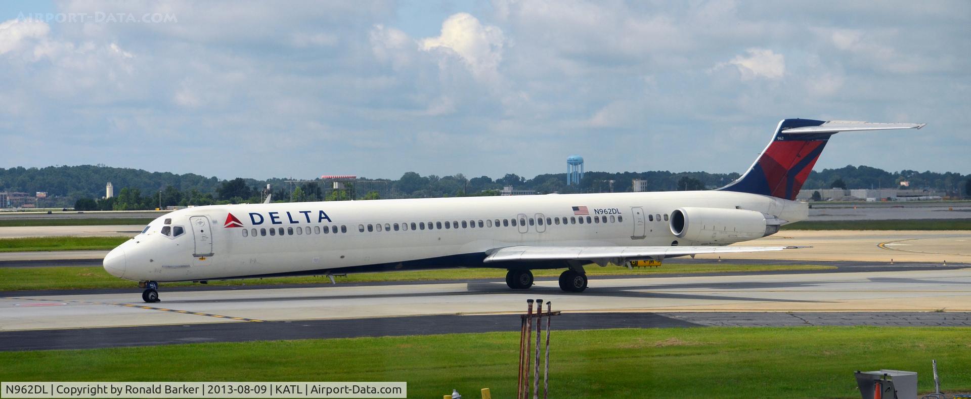 N962DL, 1990 McDonnell Douglas MD-88 C/N 49981, Taxi Atlanta