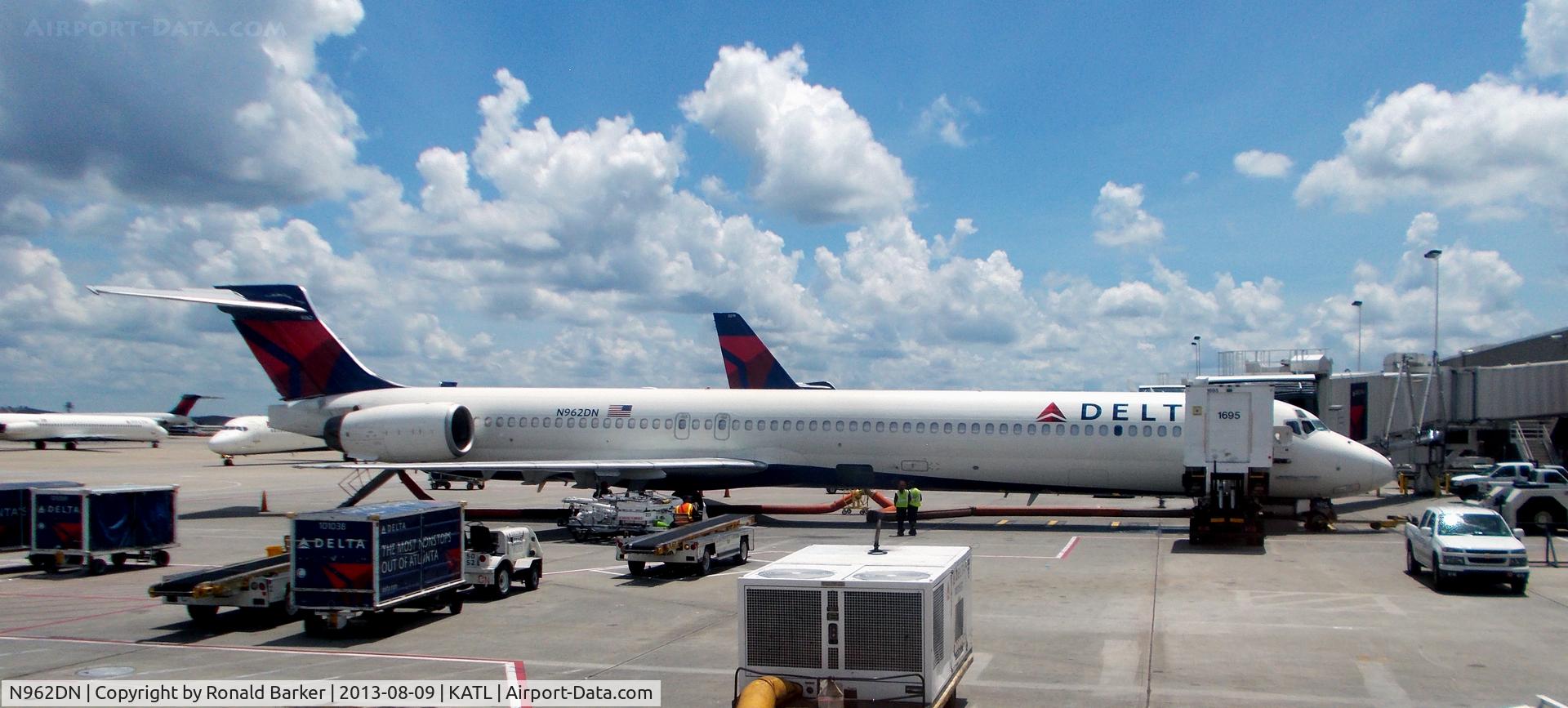 N962DN, McDonnell Douglas MD-90-30 C/N 53532, Atlanta