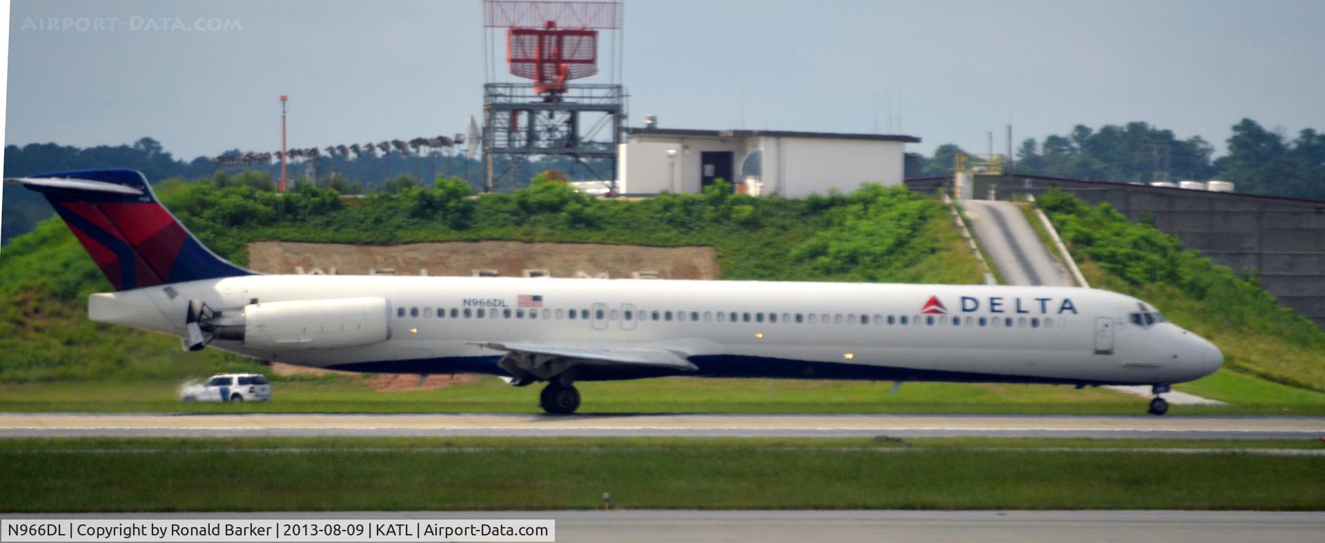 N966DL, 1990 McDonnell Douglas MD-88 C/N 53115, Landing Atlanta