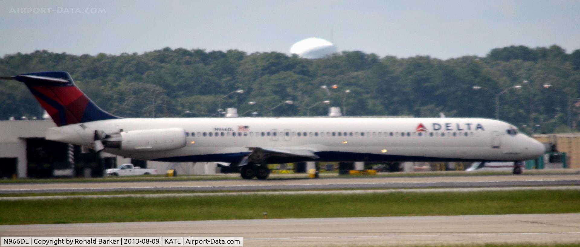 N966DL, 1990 McDonnell Douglas MD-88 C/N 53115, Thrust reversers on landing Atlanta