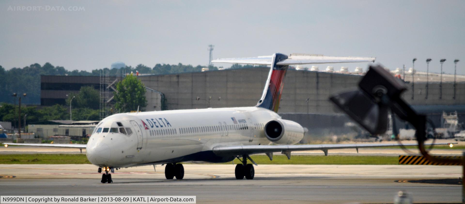 N999DN, 1992 McDonnell Douglas MD-88 C/N 53371, Taxi Atlanta