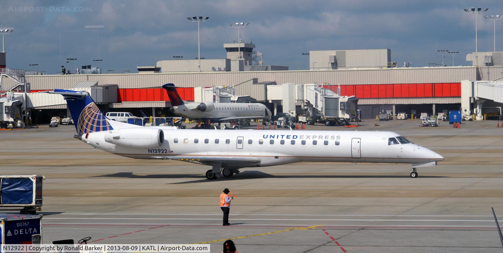 N12922, 2000 Embraer ERJ-145LR (EMB-145LR) C/N 145338, Taxi Atlanta