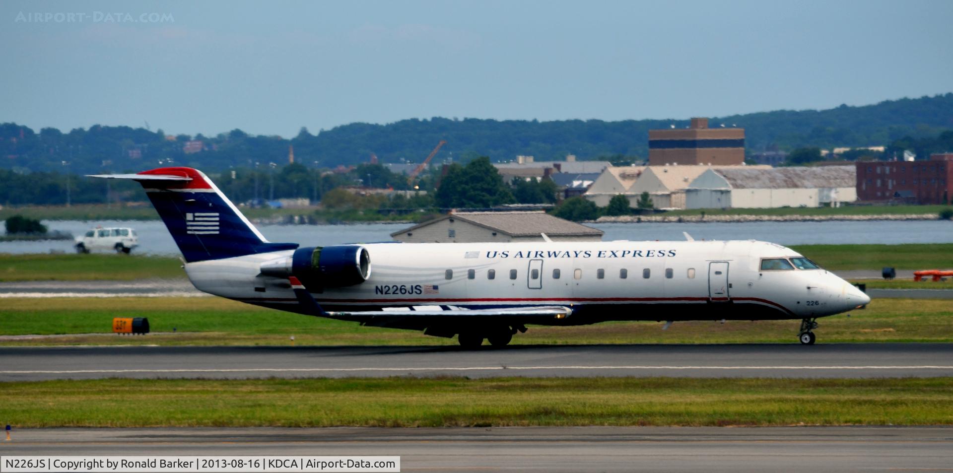 N226JS, 2004 Bombardier CRJ-200ER (CL-600-2B19) C/N 7895, Landing roll National