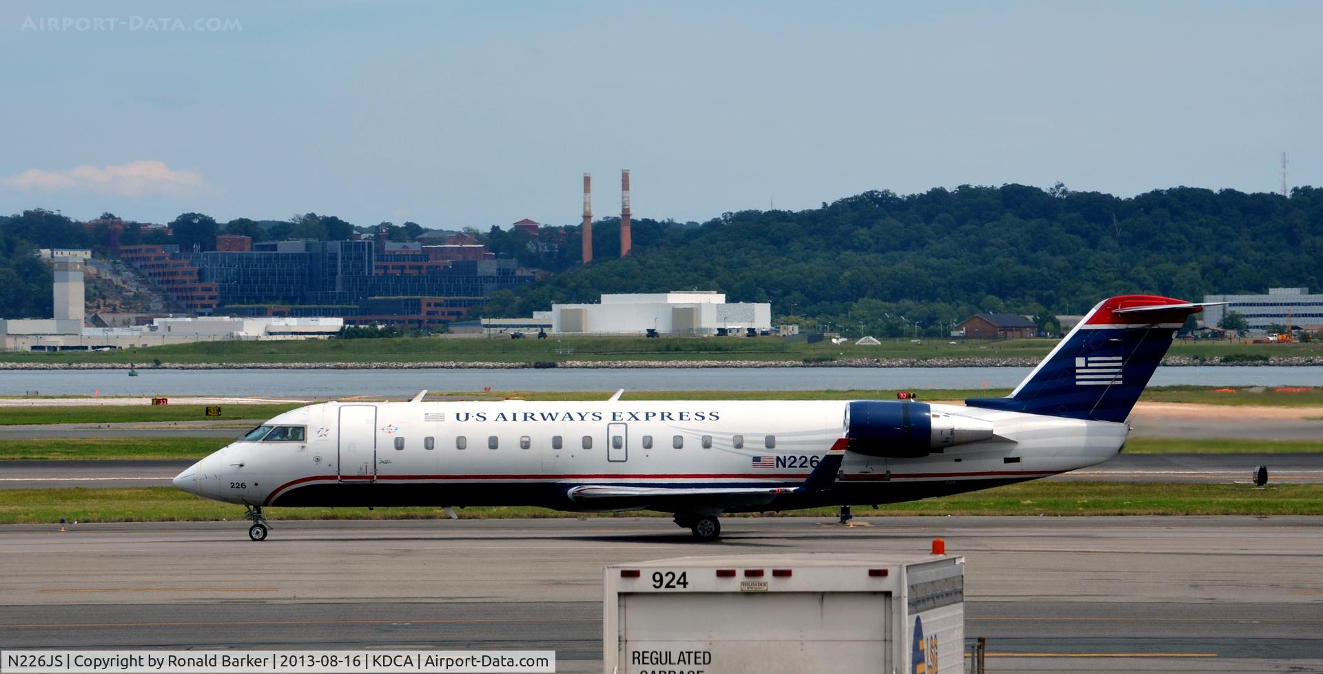 N226JS, 2004 Bombardier CRJ-200ER (CL-600-2B19) C/N 7895, Taxi National