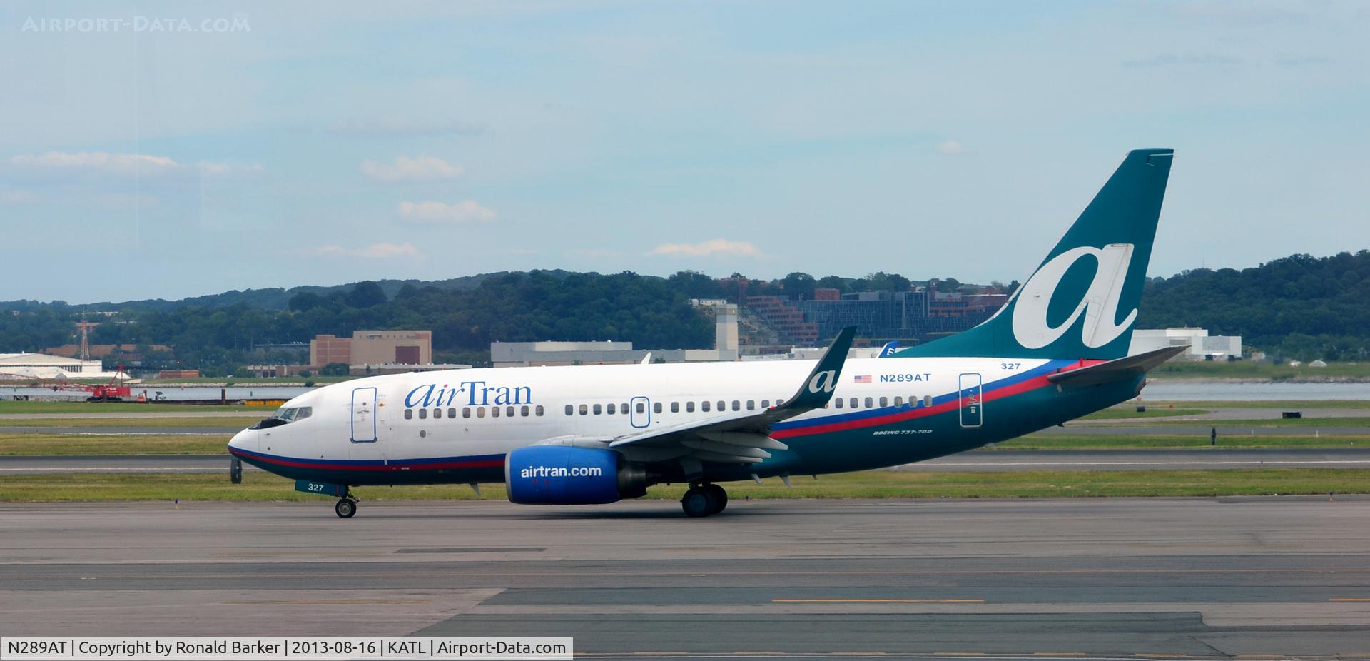 N289AT, 2006 Boeing 737-76N C/N 32673, Taxi National