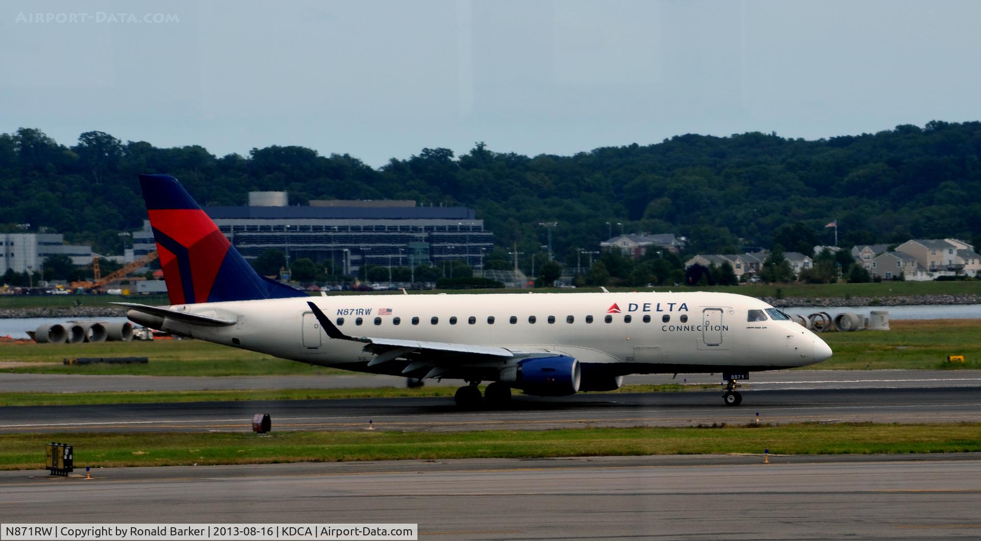 N871RW, 2006 Embraer 170SU (ERJ-170-100SU) C/N 17000140, Landing National