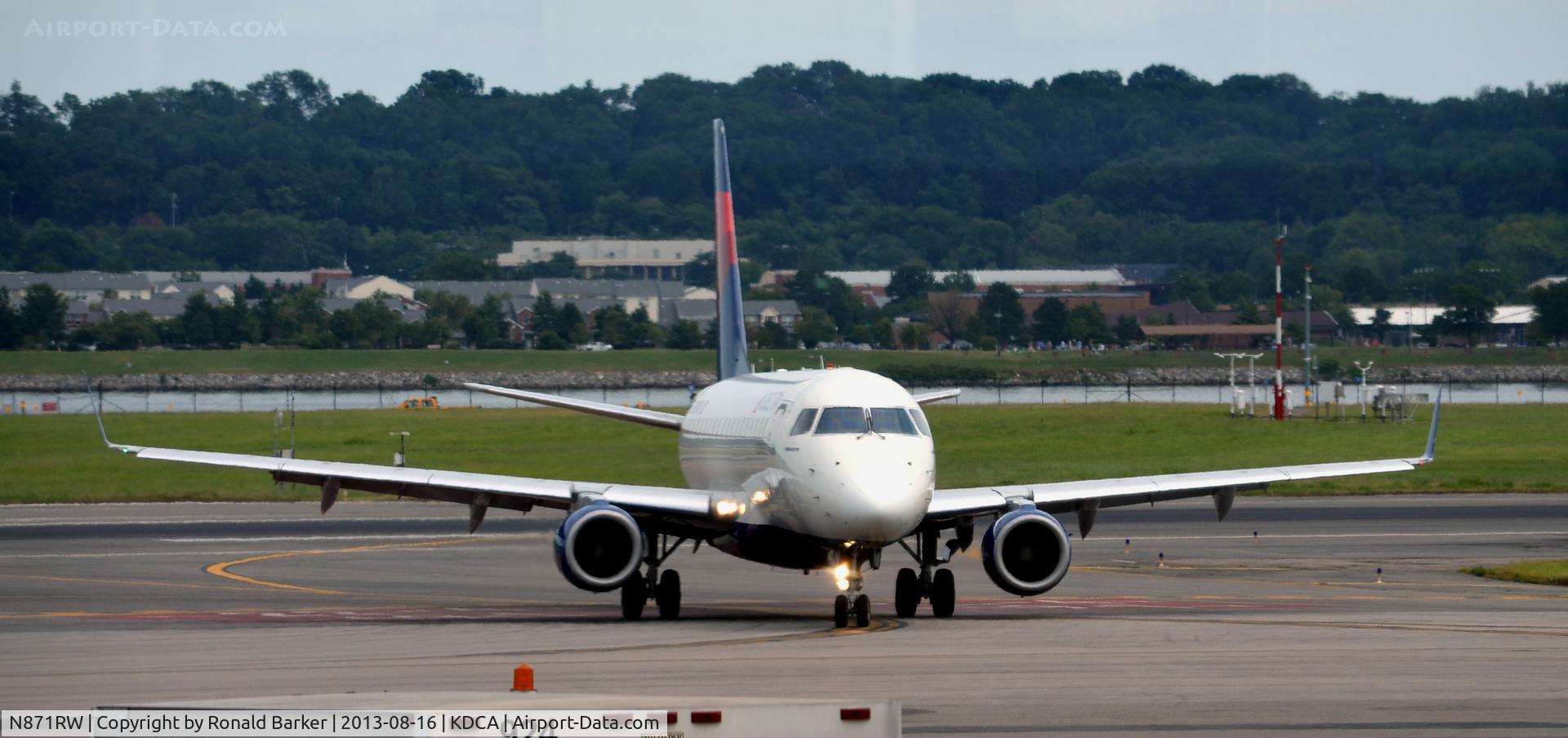 N871RW, 2006 Embraer 170SU (ERJ-170-100SU) C/N 17000140, Taxi National