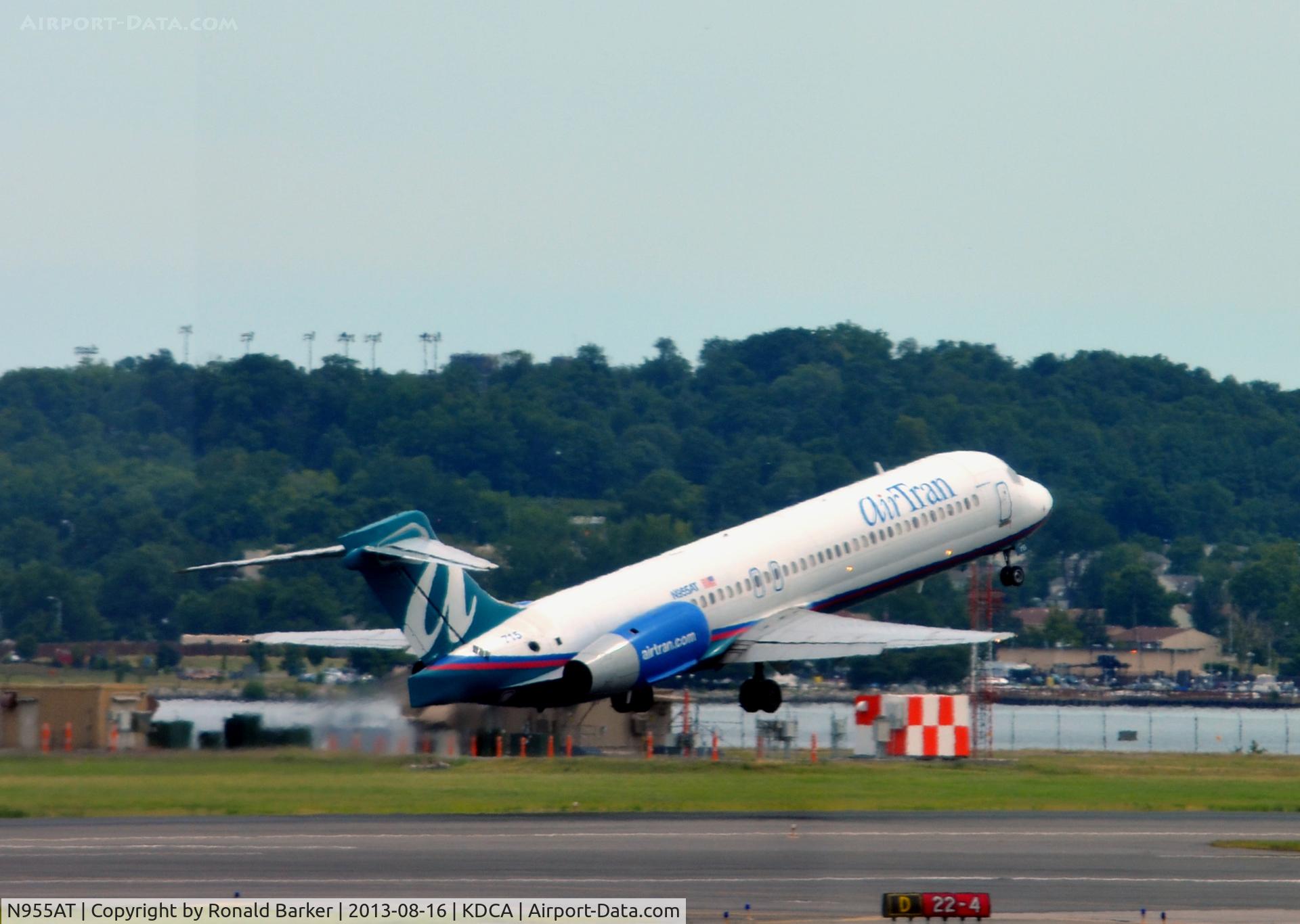 N955AT, 2000 Boeing 717-200 C/N 55017, Takeoff National