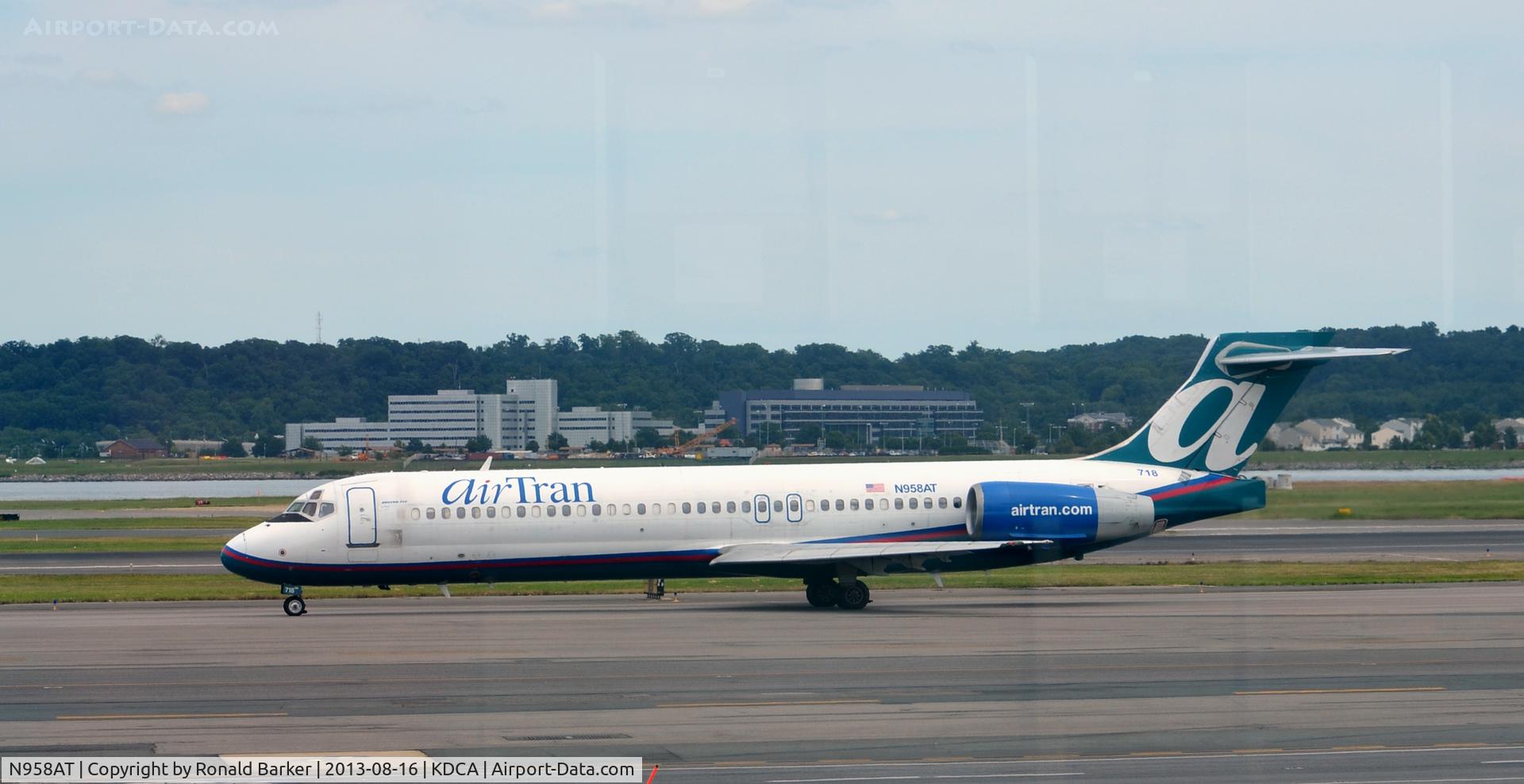 N958AT, 2001 Boeing 717-200 C/N 55020, Taxi National