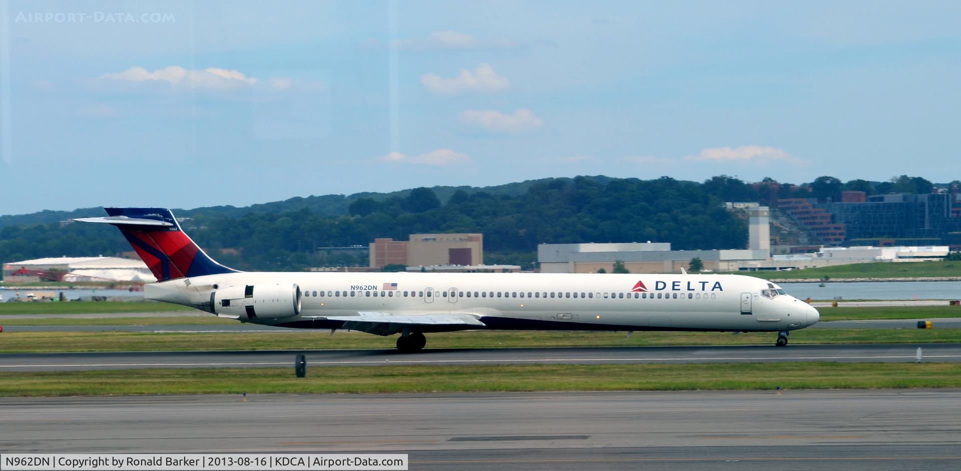 N962DN, McDonnell Douglas MD-90-30 C/N 53532, Landing National