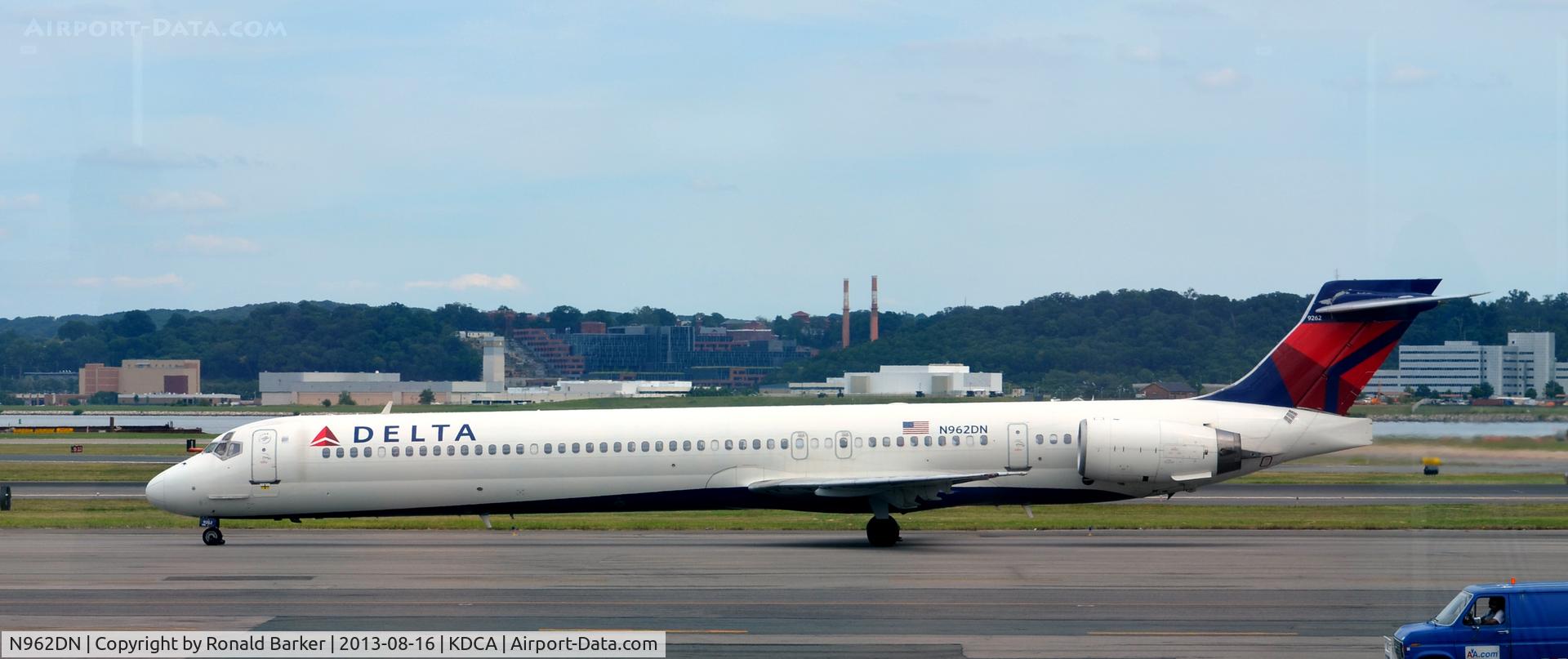 N962DN, McDonnell Douglas MD-90-30 C/N 53532, Taxi National