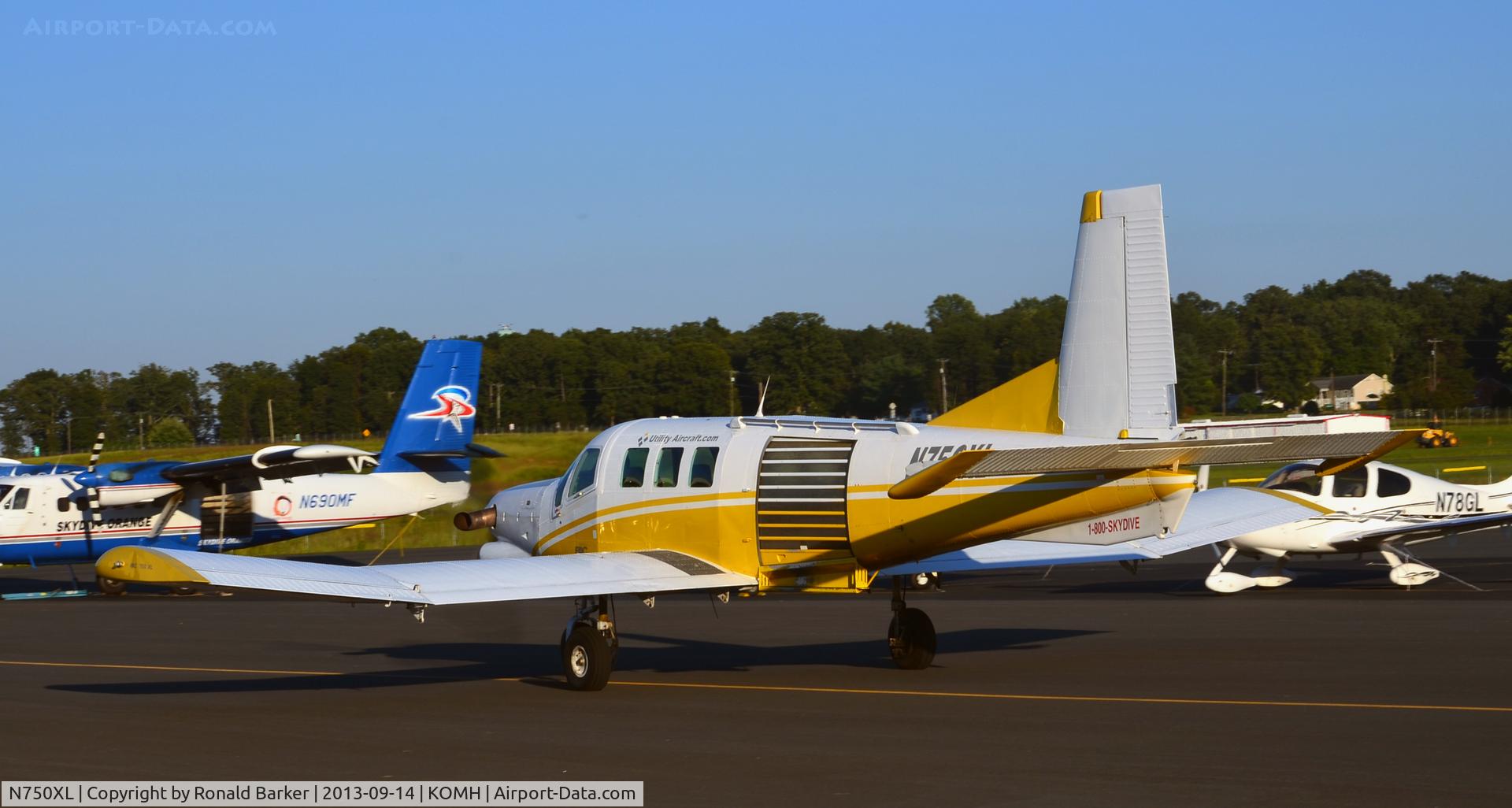 N750XL, 2004 Pacific Aerospace 750XL C/N 109, Taxi Orange