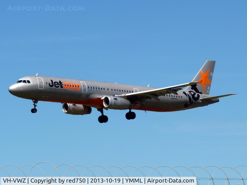 VH-VWZ, 2000 Airbus A321-231 C/N 1195, VH-VWZ Jetstar Airbus A320-231 on approach to rwy 34 at Tullamarine 20131019