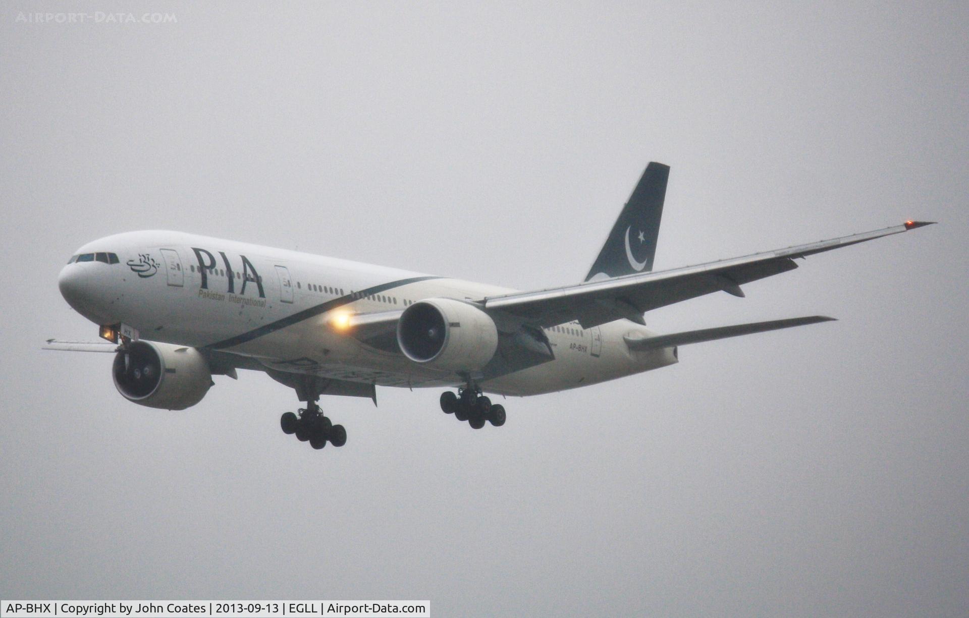 AP-BHX, 2007 Boeing 777-240/ER C/N 35296, Finals to 27L in thick drizzle.