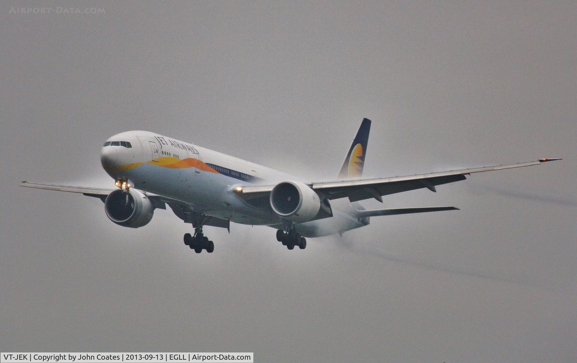 VT-JEK, 2008 Boeing 777-35R C/N 35165/696, Wet finals to 27L.