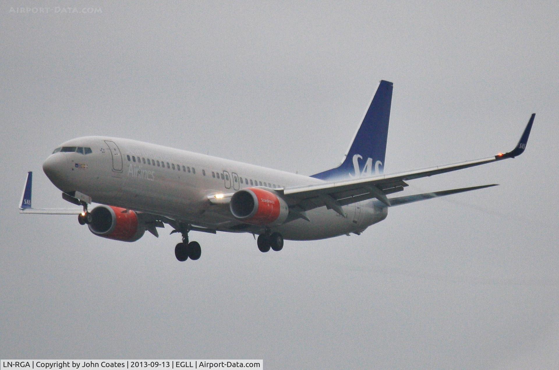 LN-RGA, 2012 Boeing 737-86N C/N 39397, Finals to 27L in heavy drizzle.