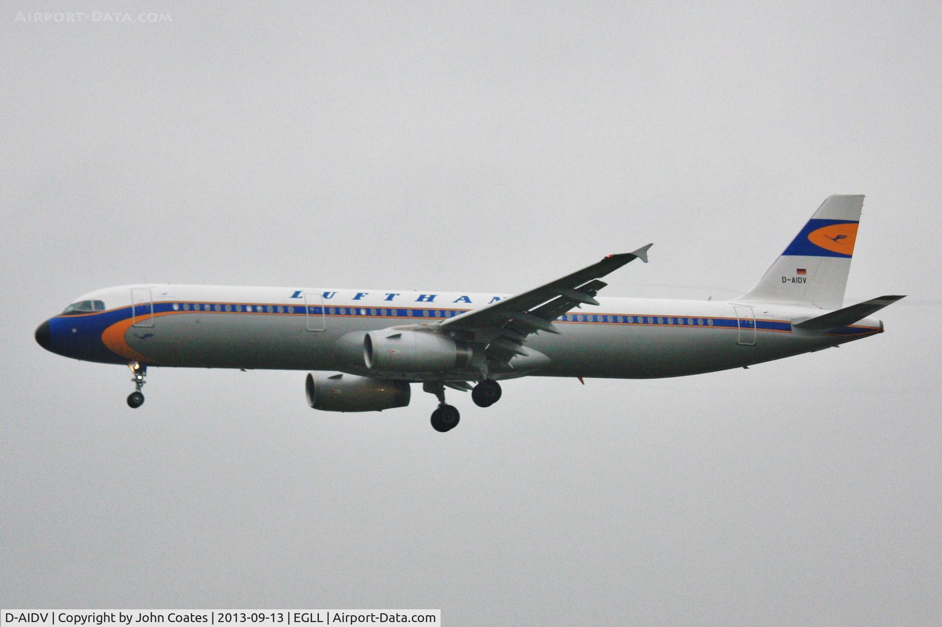 D-AIDV, 2012 Airbus A321-231 C/N 5413, Wet finals to 27L.