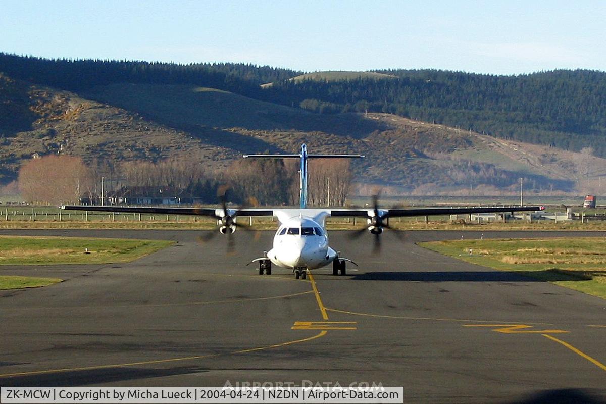 ZK-MCW, 2000 ATR 72-212A C/N 646, At Dunedin