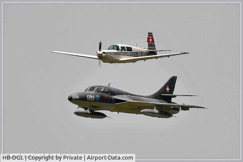 HB-DGL, 1985 Mooney M20K C/N 25-0887, Fomation flight with a Hunter ex swiss airforce overhead airfield of mollis