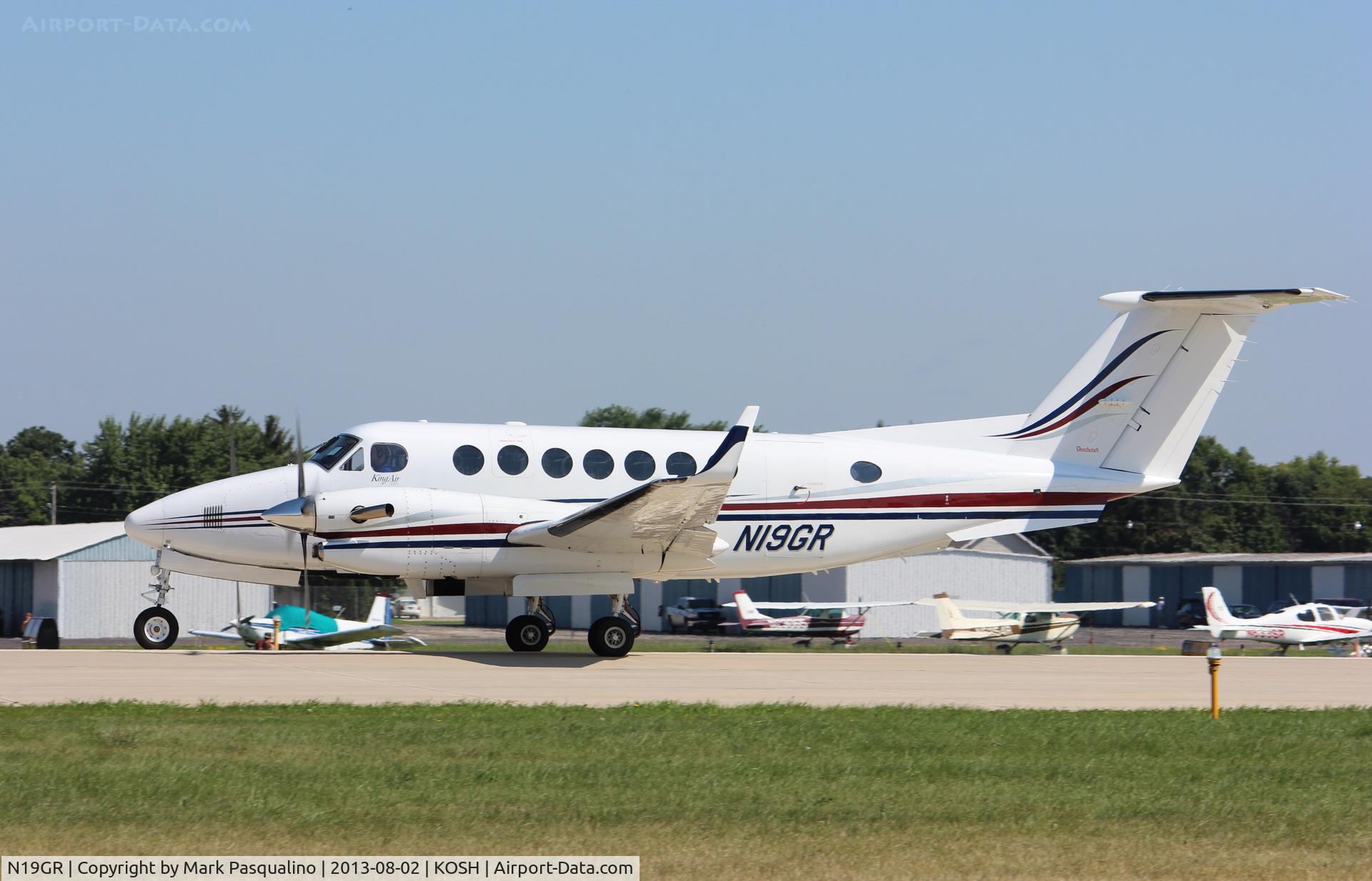 N19GR, Raytheon Aircraft Company B300 C/N FL-414, Beech 350