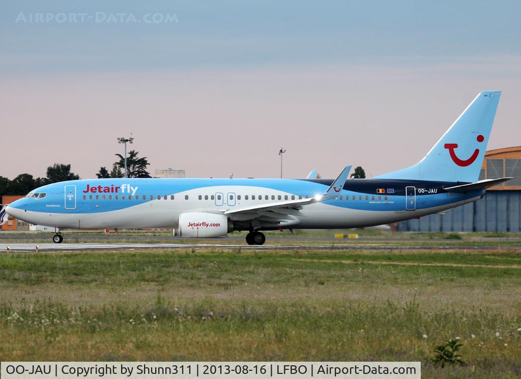 OO-JAU, 2013 Boeing 737-8K5 C/N 37250, Lining up rwy 32R in new c/s