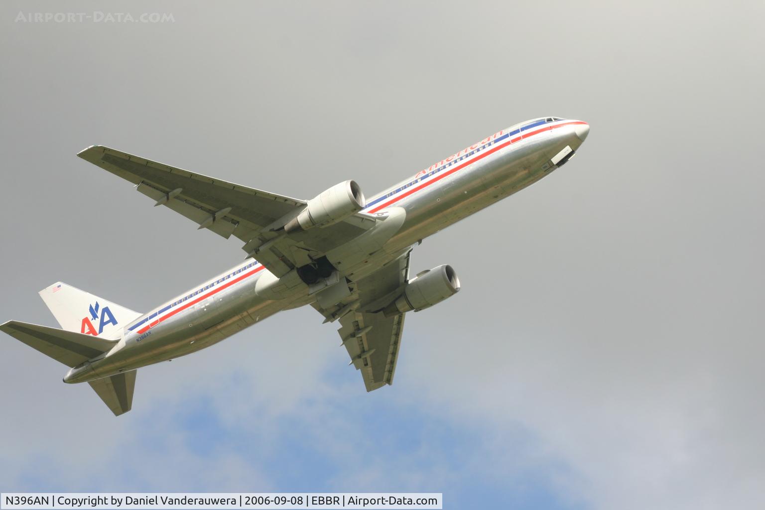 N396AN, 1999 Boeing 767-323/ER C/N 29603, Flight AA089 is climbing from RWY 07R