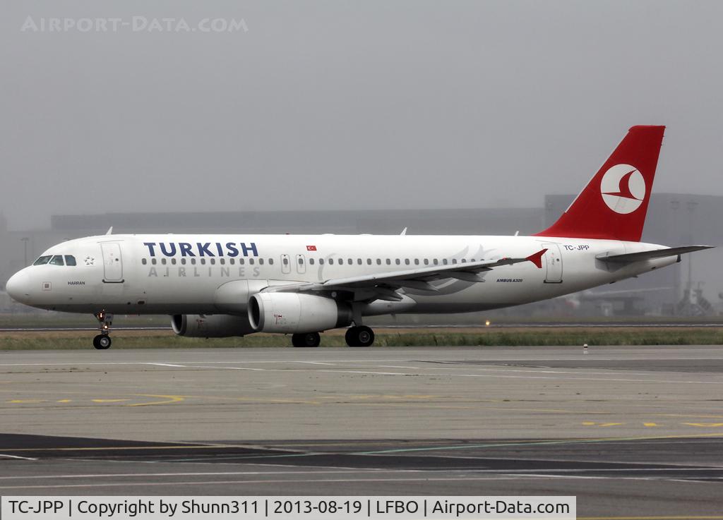 TC-JPP, 2008 Airbus A320-232 C/N 3603, Taxiing holding point rwy 32R with additional small Star Alliance sticker near door...